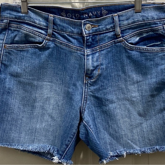 Old Navy Blue Medium Wash Pockets Cut Off Denim Blue Jean Shorts Size 12 - Picture 2 of 10